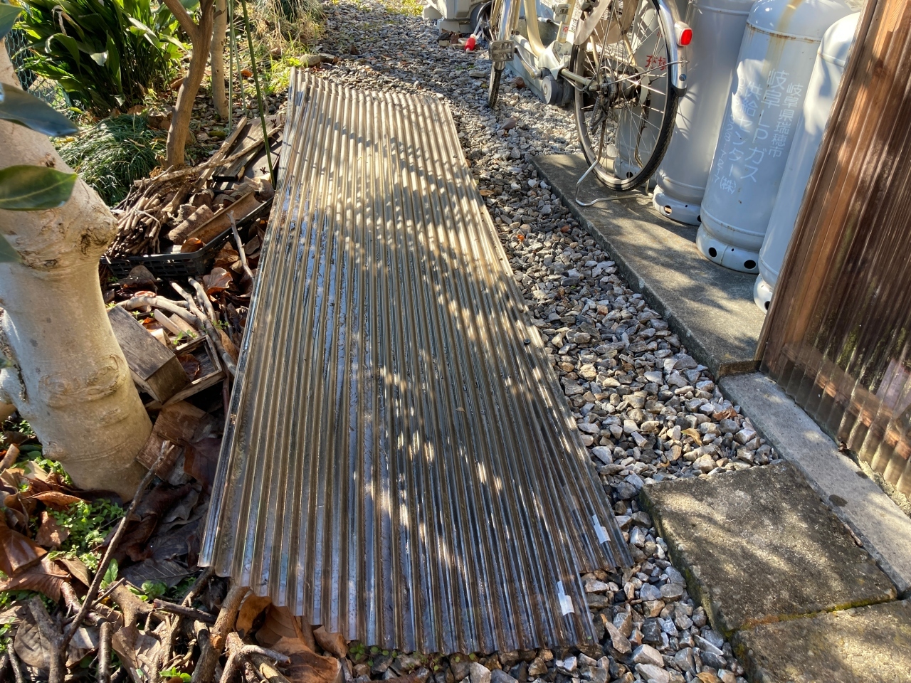 落ちていた波板